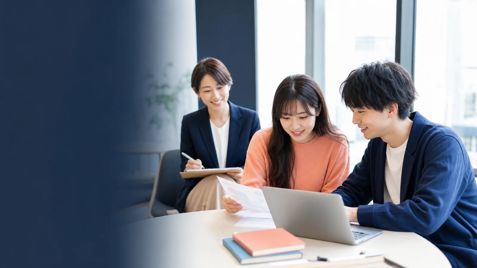 就活の相談内容をノートに整理する学生のイメージ
